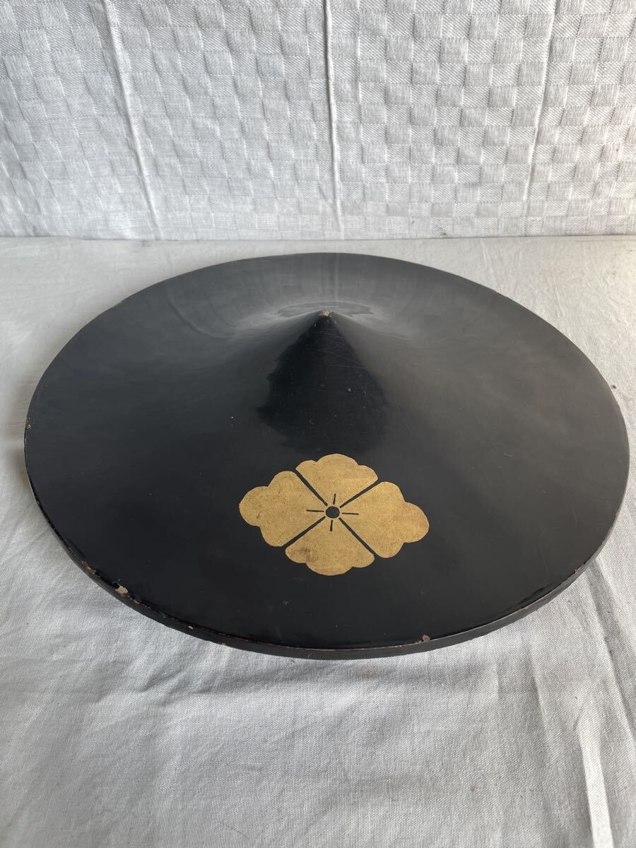 当時物 黒漆 平陣笠 径約37.5cm 木製 漆塗 金彩 家紋 武具 武士 甲冑 鉄砲隊 漆芸 工芸 骨董 古美術 古道具 時代物 防具拍卖