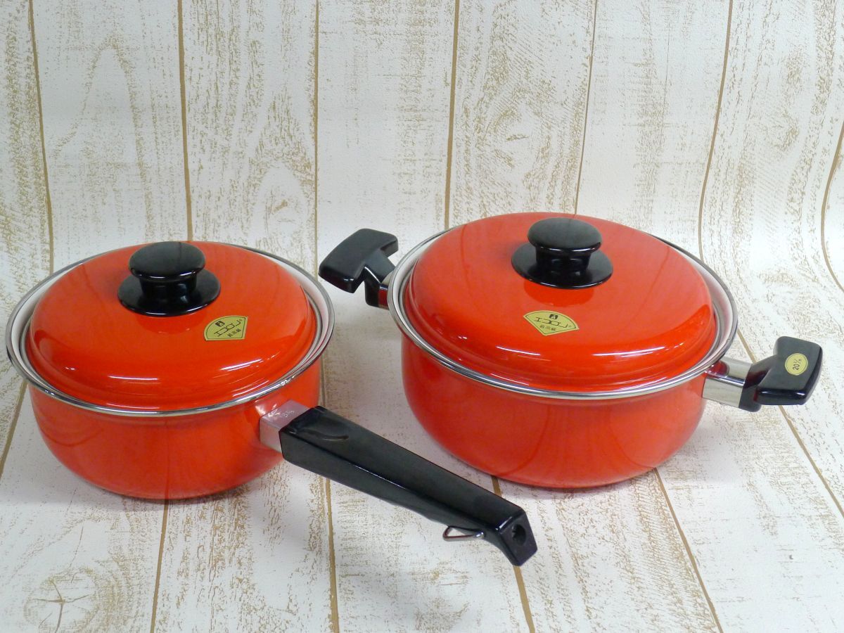 i◆335 昭和レトロポップ エプロン琺瑯 ホーロー鍋 片手鍋 18㎝ 両手鍋 20㎝ 赤色 2点まとめて 調理器具/140拍卖