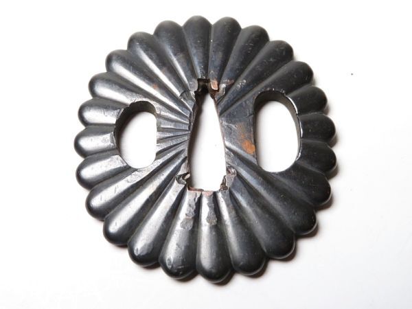 【11870】刀装具 武具 江戸~明治 赤銅 菊紋 鍔(初品・買取品)拍卖