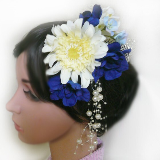 髪飾り 花 ガーベラとデルフィ 青 白 ビーズ付 成人式 振袖 結婚式 卒業式 袴 浴衣 着物 フラワー(1)(2)拍卖