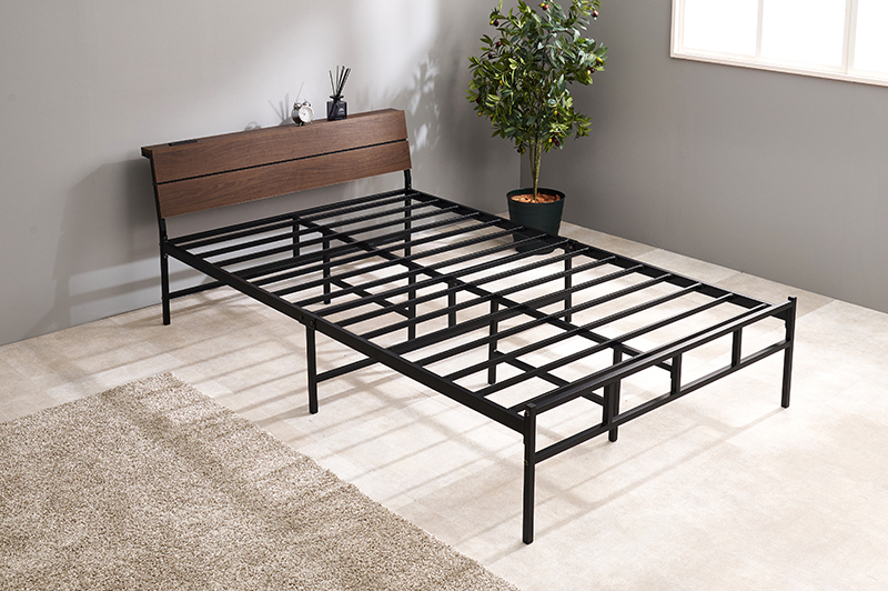 激安 棚コンセント付きパイプベッド セミダブルサイズ ブラウン色 フレームのみ 耐過重300キロ拍卖