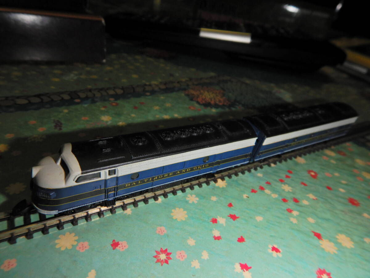 メルクリンZゲージ ディーゼル機関車と客車 2両連結 88602 箱つき拍卖