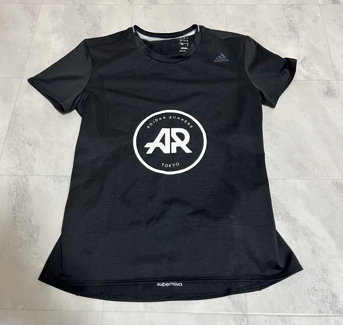 adidas アディダス RUNNERS TOKYO 限定 非売品Tシャツ ブラック 黒 レディース Mサイズ拍卖