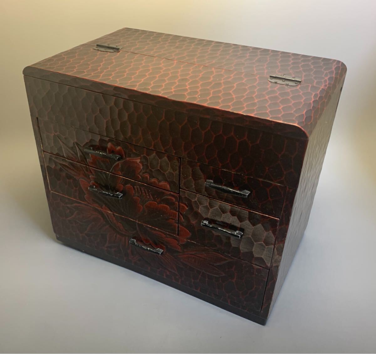 鎌倉彫 花柄 小引き出し 朱色 アンティークレトロ 子箪笥 隠し引き出し付 100サイズ発送拍卖