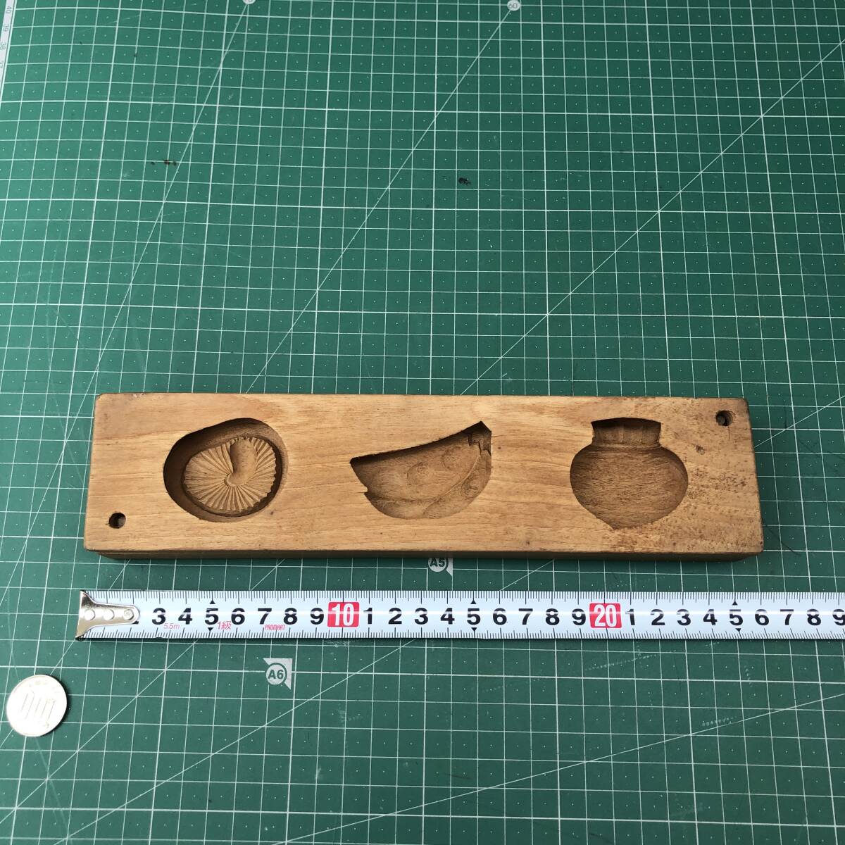 和菓子屋のきれいな木型 野菜三種 美品 ★ 椎茸、サヤエンドウ、蕪、菓子型 木彫 ネリキリ みごとな彫 職人技 ラクガン 粋 縁起物 97J拍卖