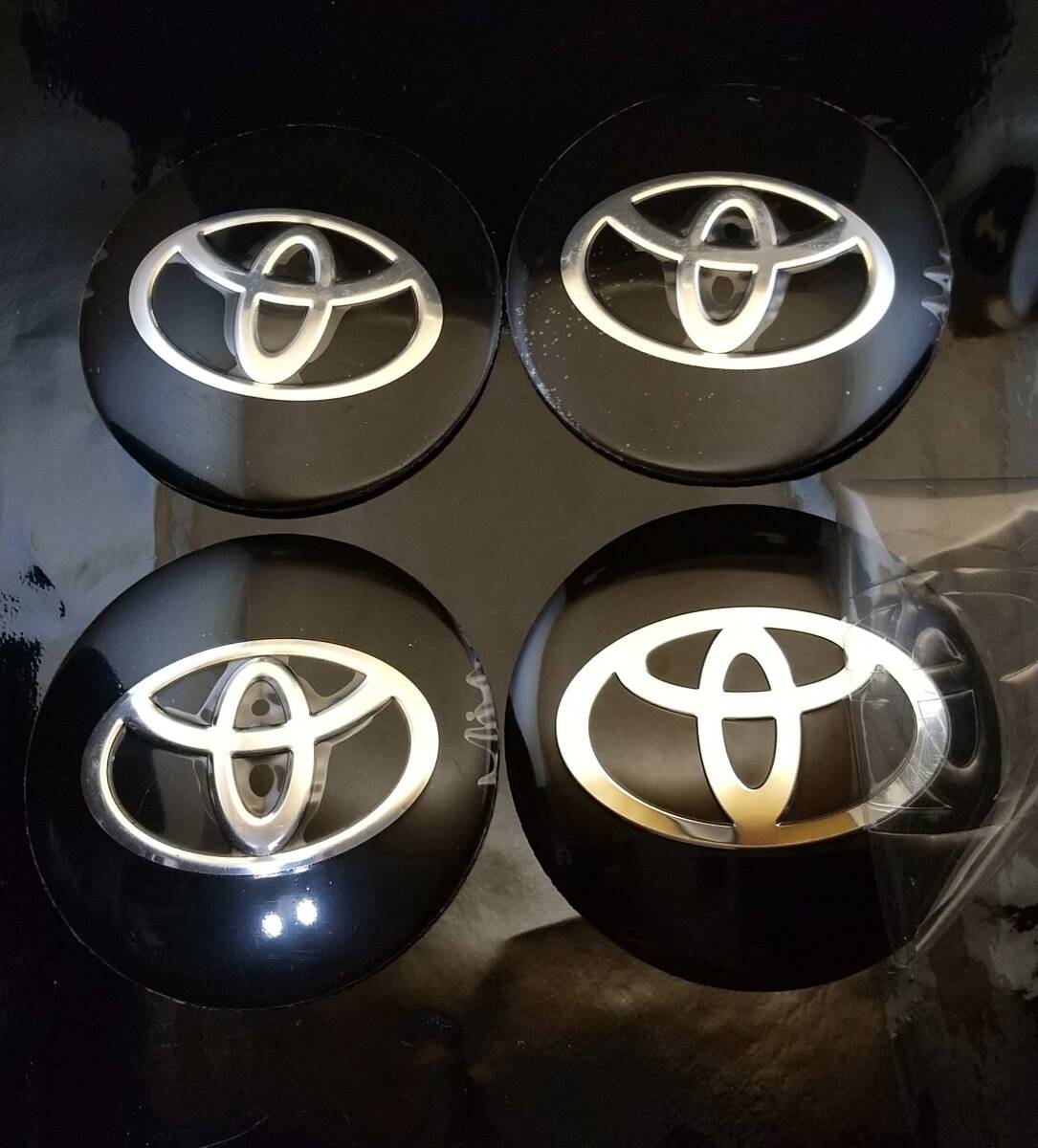TOYOTA 黒銀 65mm ステッカー センターキャップ 4コ アクア ハリアー 86 マークX ノア エスティマ ヴィッツ カリーナ シエンタ プリウス拍卖