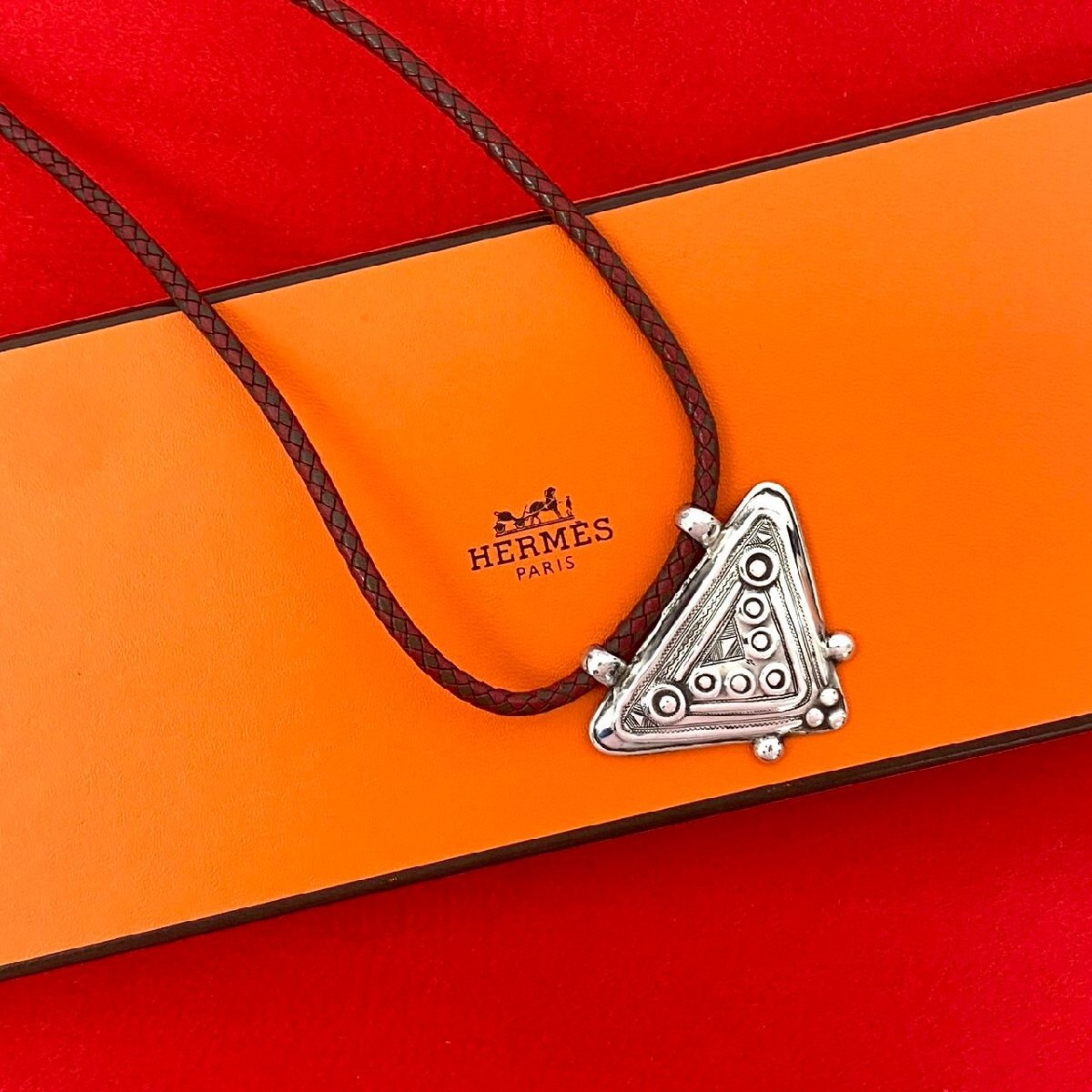 極 美品 HERMES エルメス トゥアレグ ネックレス レザー 本革 シルバー925 ペンダント チョーカー レッド ブラウン シルバー 30249拍卖