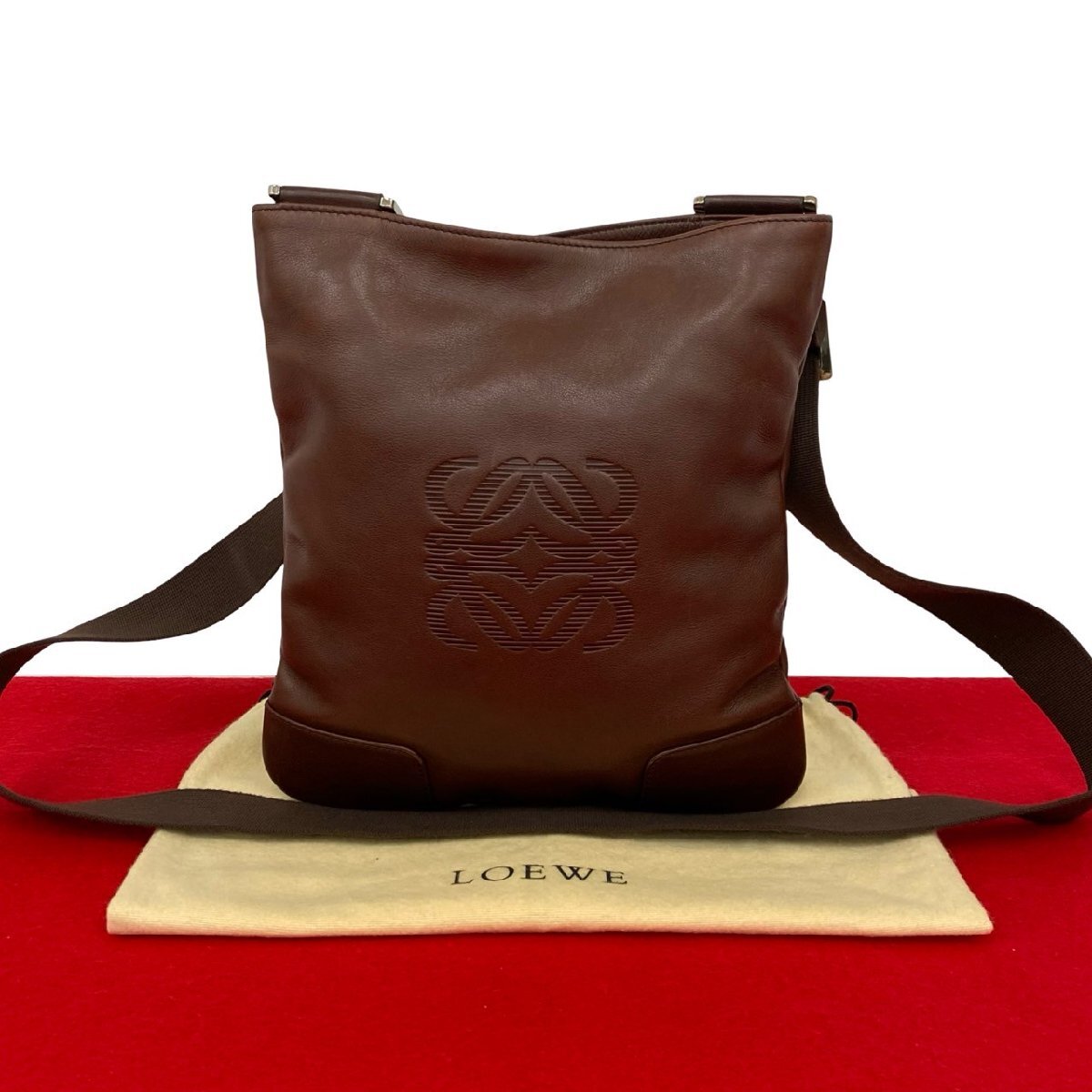 極 美品 袋付き LOEWE ロエベ アナグラム ロゴ 型押し レザー 本革 ショルダーバッグ ポシェット サコッシュ ブラウン 茶 42944拍卖