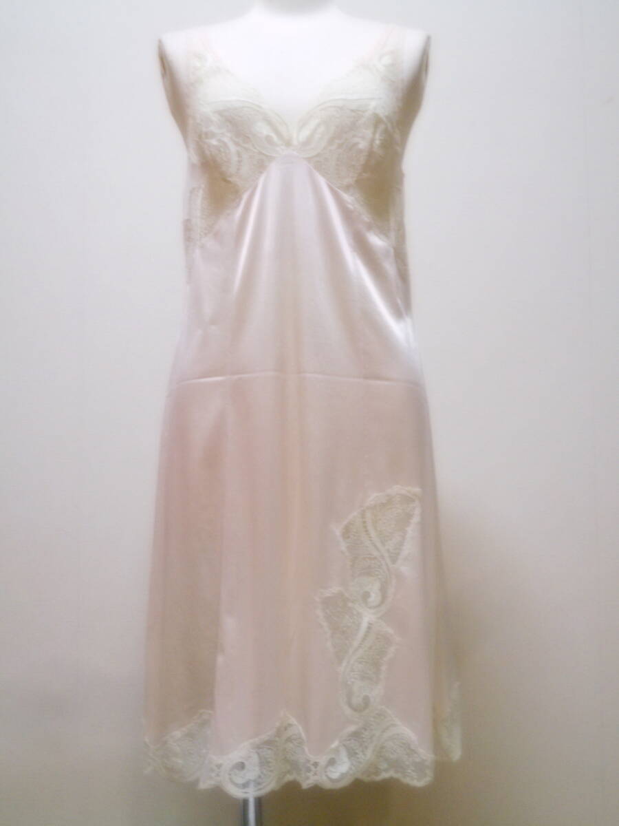 ★【ノビィー】レースが素敵なピンクベージュのスリップ★17拍卖