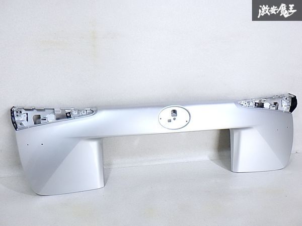 ★新品・未使用★ ZVW50 ZVW51 ZVW55 50系 後期 ノーマル リア ガーニッシュ 1F7 シルバーメタリック 76801-47170 即納 棚B-8拍卖