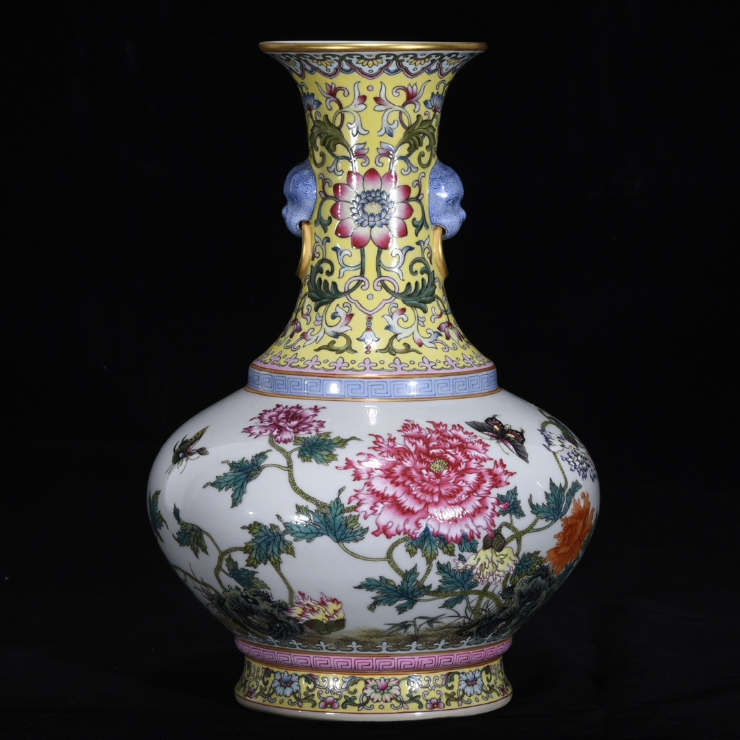 zz9|9861 中国磁器 陶芸 磁器『清乾隆粉彩花蝶紋賞瓶』施釉陶 古代工芸品 陶芸 精美彫 置物 收藏品拍卖