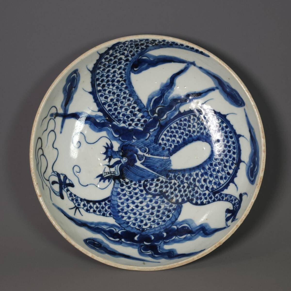 zz8|8161 中国磁器 陶芸 磁器『清代の青花過壁竜皿』施釉陶 古代工芸品 陶芸 精美彫 置物 收藏品拍卖