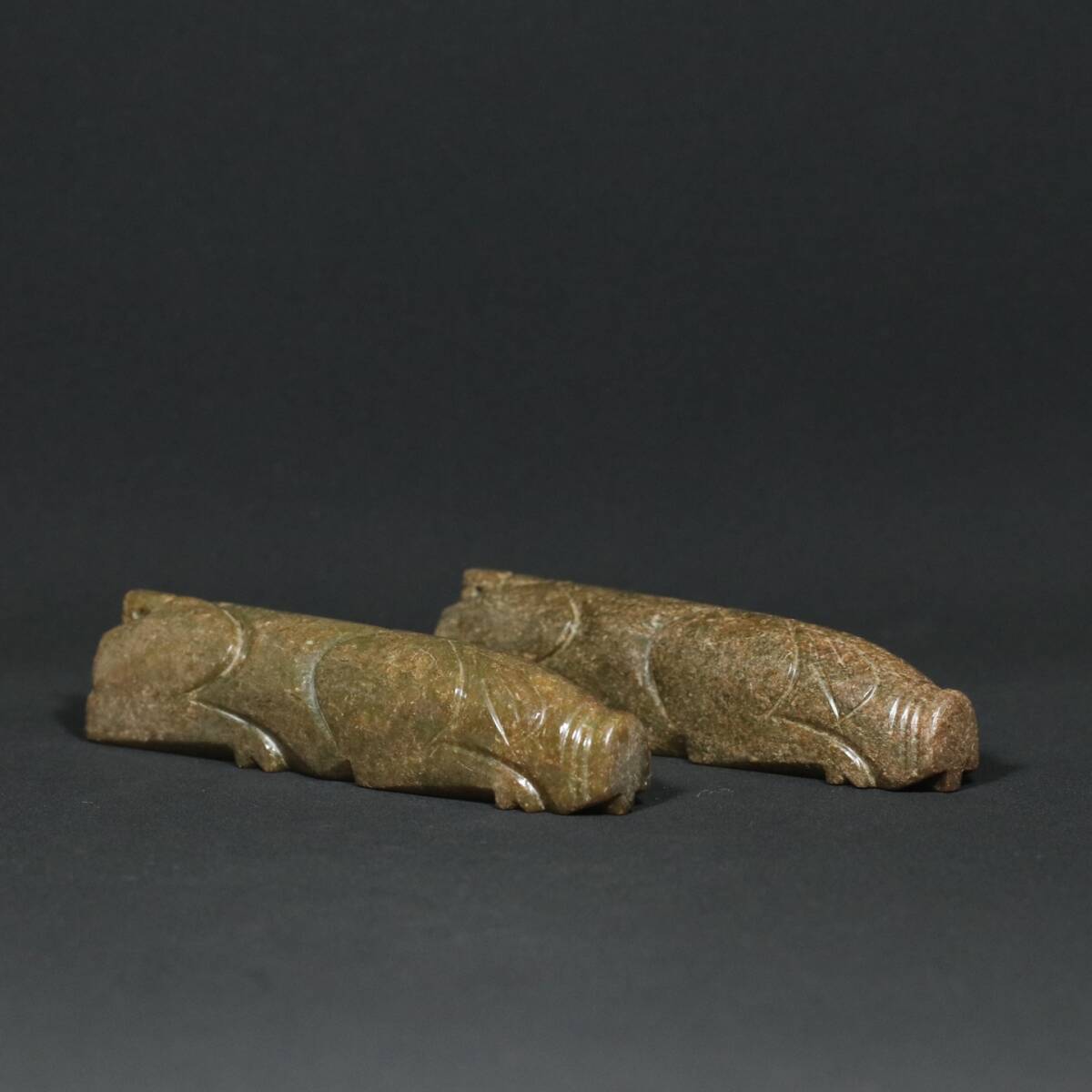 zz9|8917 和田玉 人間国宝【漢代の老和田玉【玉猪一対】です。 】 中国古玩 中国骨董 伝世珍品 風水秘蔵 伝世家珍 收藏品 置物 拍卖