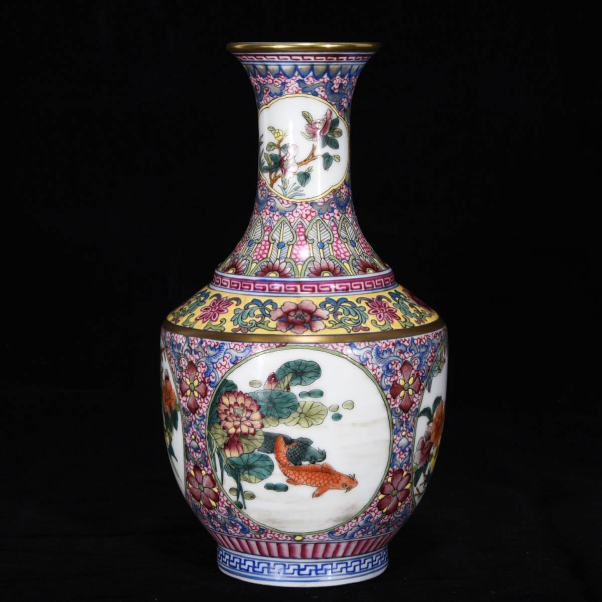 zz9|9869 中国磁器 陶芸 磁器『清乾隆粉彩窓開け蓮花魚紋瓶』施釉陶 古代工芸品 陶芸 精美彫 置物 收藏品拍卖