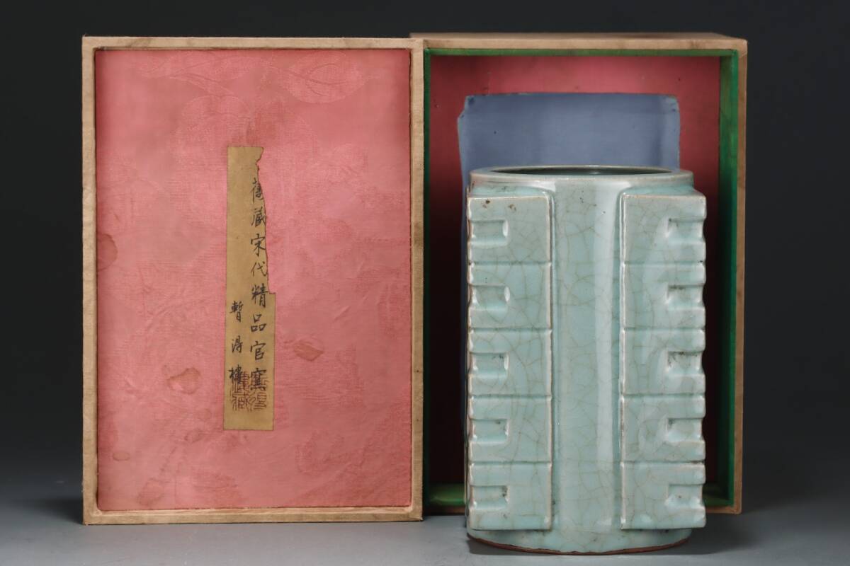 zz8|8140 中国磁器 陶芸 磁器『宋の官窯琮の式瓶です』施釉陶 古代工芸品 陶芸 精美彫 置物 收藏品拍卖