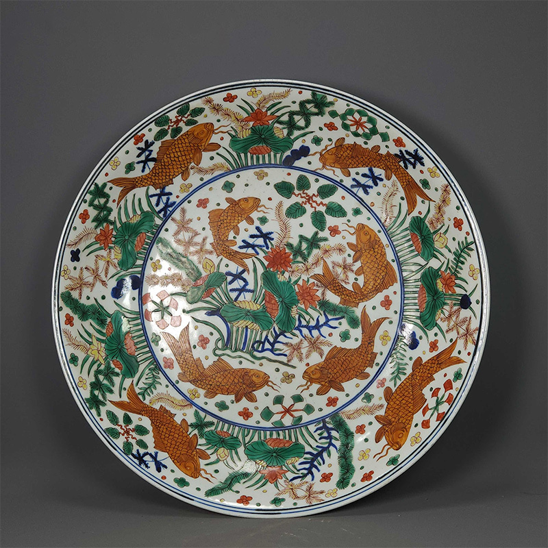 zz8|8158 中国磁器 陶芸 磁器『大明嘉靖年製の五色魚草紋皿です』施釉陶 古代工芸品 陶芸 精美彫 置物 收藏品拍卖