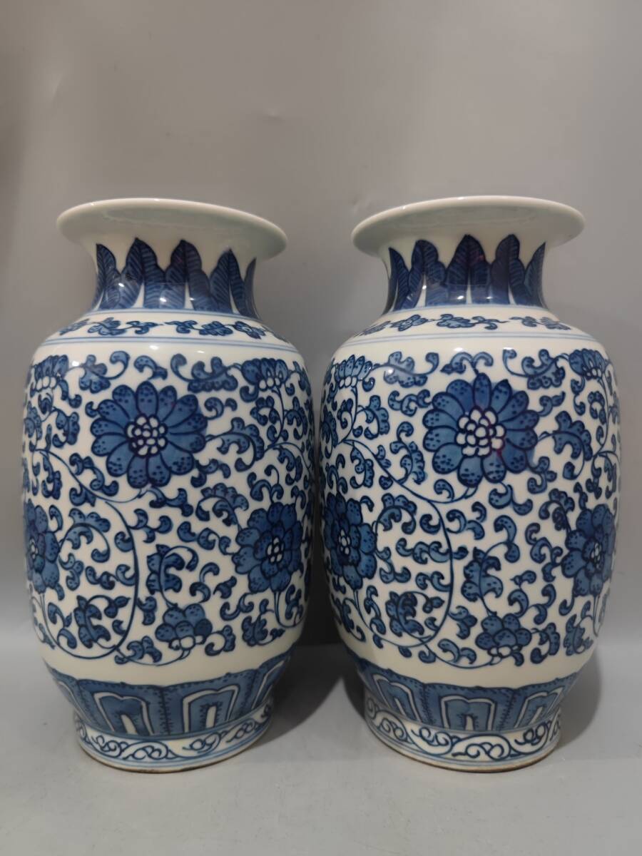 zz9|2594 中国磁器 陶芸 磁器『清乾隆青花纏枝蓮紋灯籠瓶一対です』施釉陶 古代工芸品 陶芸 精美彫 置物 收藏品拍卖