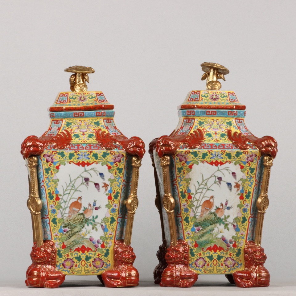 yw9|7285 中国磁器 陶芸 磁器『清乾隆琺瑯彩金窓開け花鳥紋獣耳四方霊芝蓋缶一対』施釉陶 古代工芸品 陶芸 精美彫 置物 收藏品拍卖
