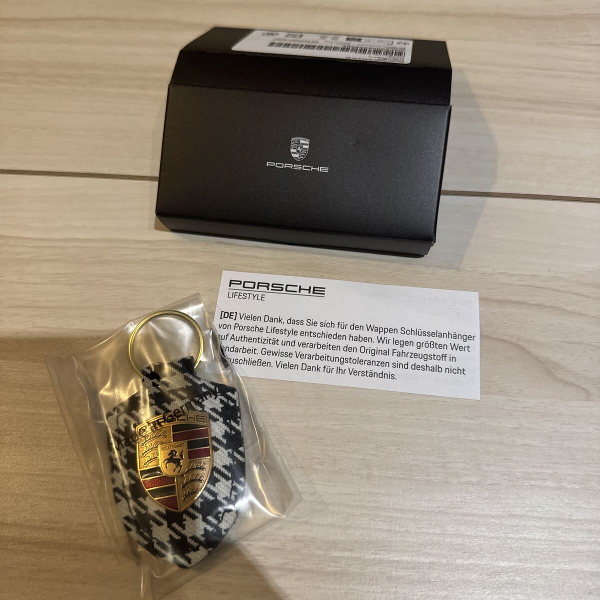 ポルシェ 純正 クレスト キーホルダー 981 987 986 996 997 991 970 カレラ ケイマン ボクスター パナメーラ カイエン マカン ペピタ柄拍卖