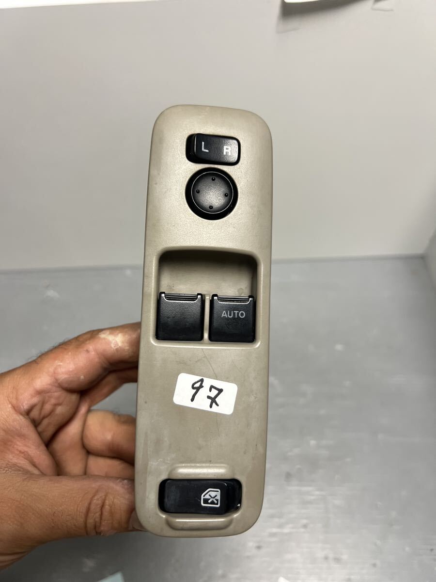 スズキエブリィDA64 2ボタン ウインドウスイッチ フロント右 動作確認OK 中古品です 97 拍卖
