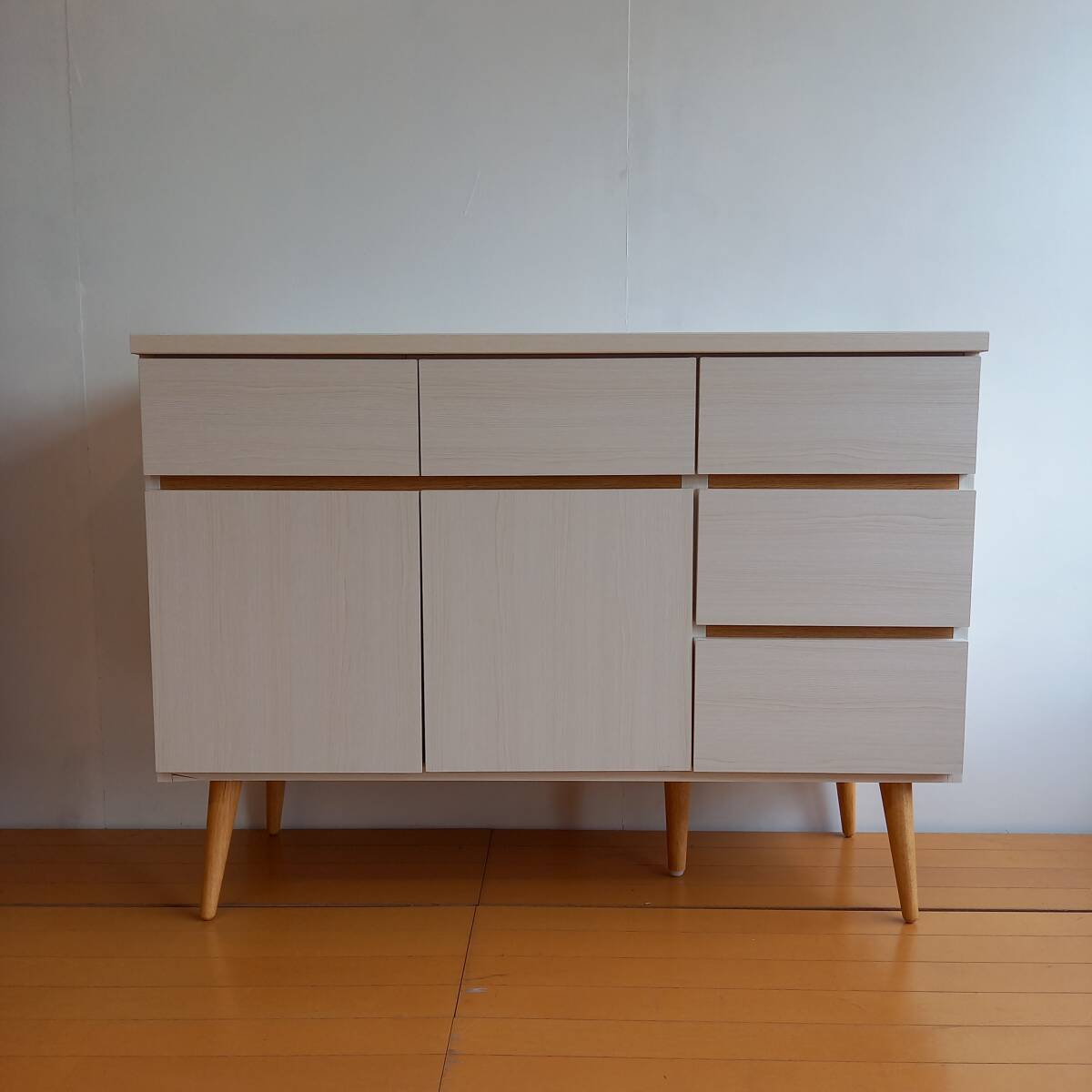 未使用訳あり 幅110 脚付きリビングキャビネット 天然木脚 タンス 収納 棚 おしゃれ ローチェスト 引き出し リビングボード拍卖