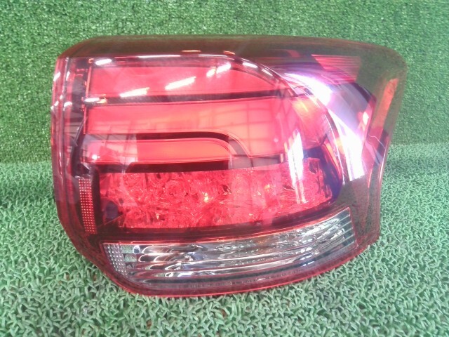 アウトランダー DLA-GG2W 右テールランプ W13 W2869 8330A998 8330B174拍卖