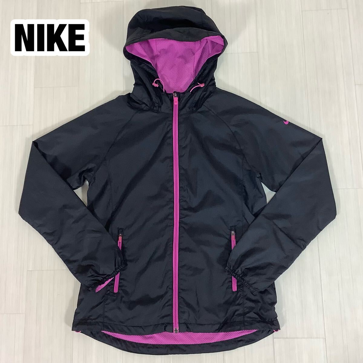 【美品】NIKE ナイキ マウンテンパーカー ナイロンジャケット ウィンドブレーカー ウィメンズ S ブラック×ピンク プリント スウッシュ拍卖