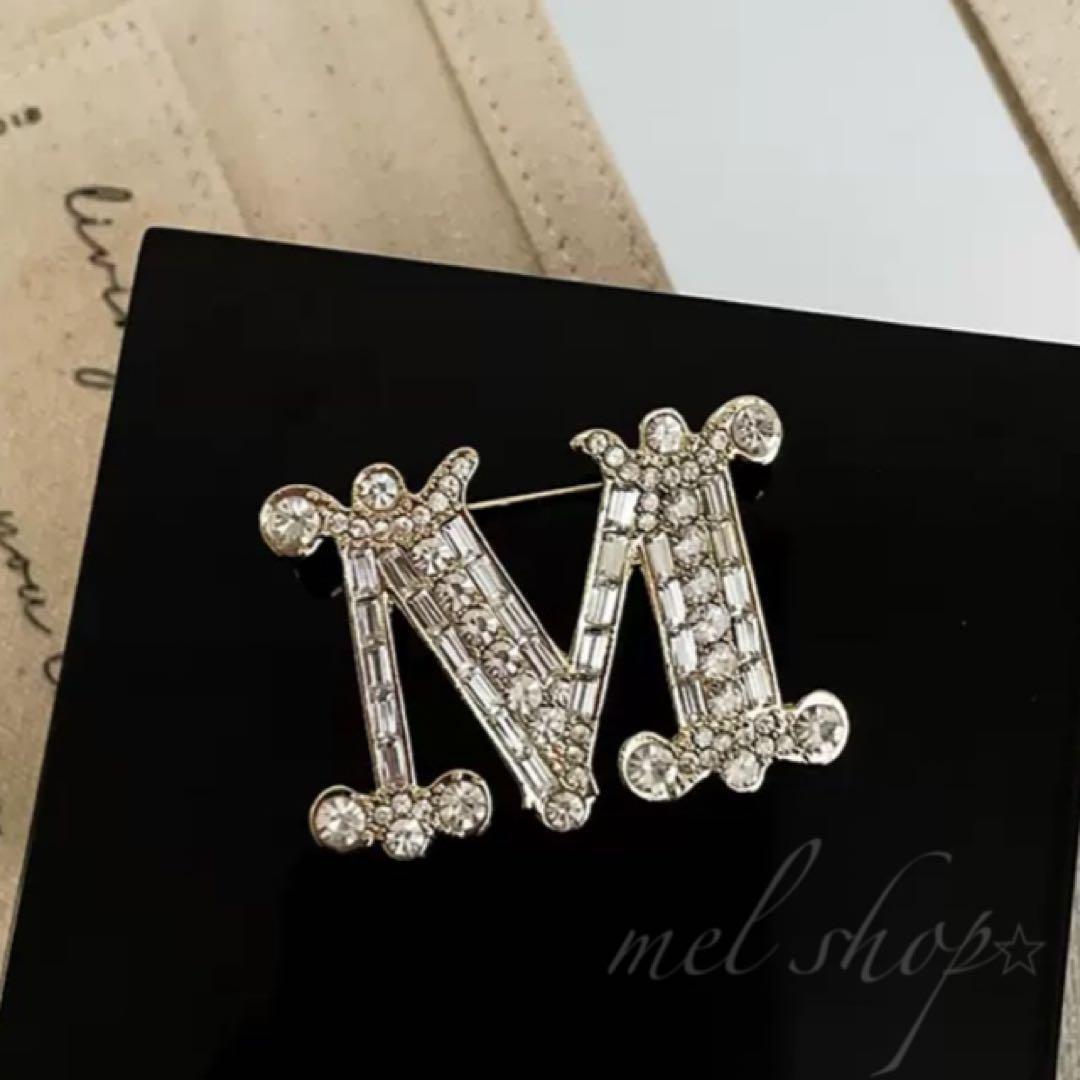 ブローチ Mブローチ M字型クリスタルブローチ 推し活 推し活 アルファベット M ミセス コンサート ビンバッチ拍卖