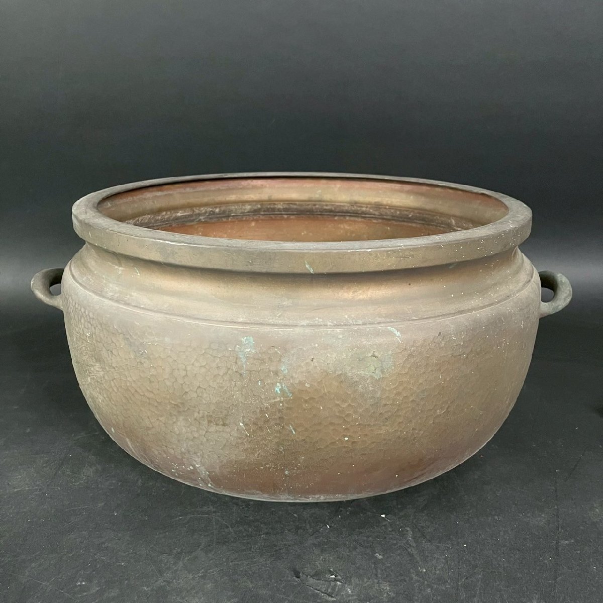 OM0811-12‐3 火鉢 大型 銅製 古小道具 茶道 茶道具 茶器 窯 銅製 銅器 唐銅 伝統 工芸 骨董品 置物 高さ24㎝ 口径35㎝ 140サイズ拍卖