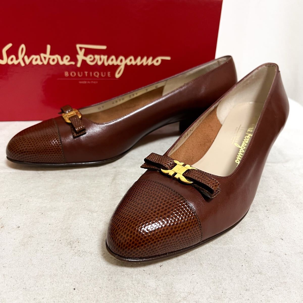 和835★④ Salvatore Ferragamo サルヴァトーレフェラガモ レザー パンプス ヒール ガンチーニ 7 C ブラウン レディース 箱付き拍卖