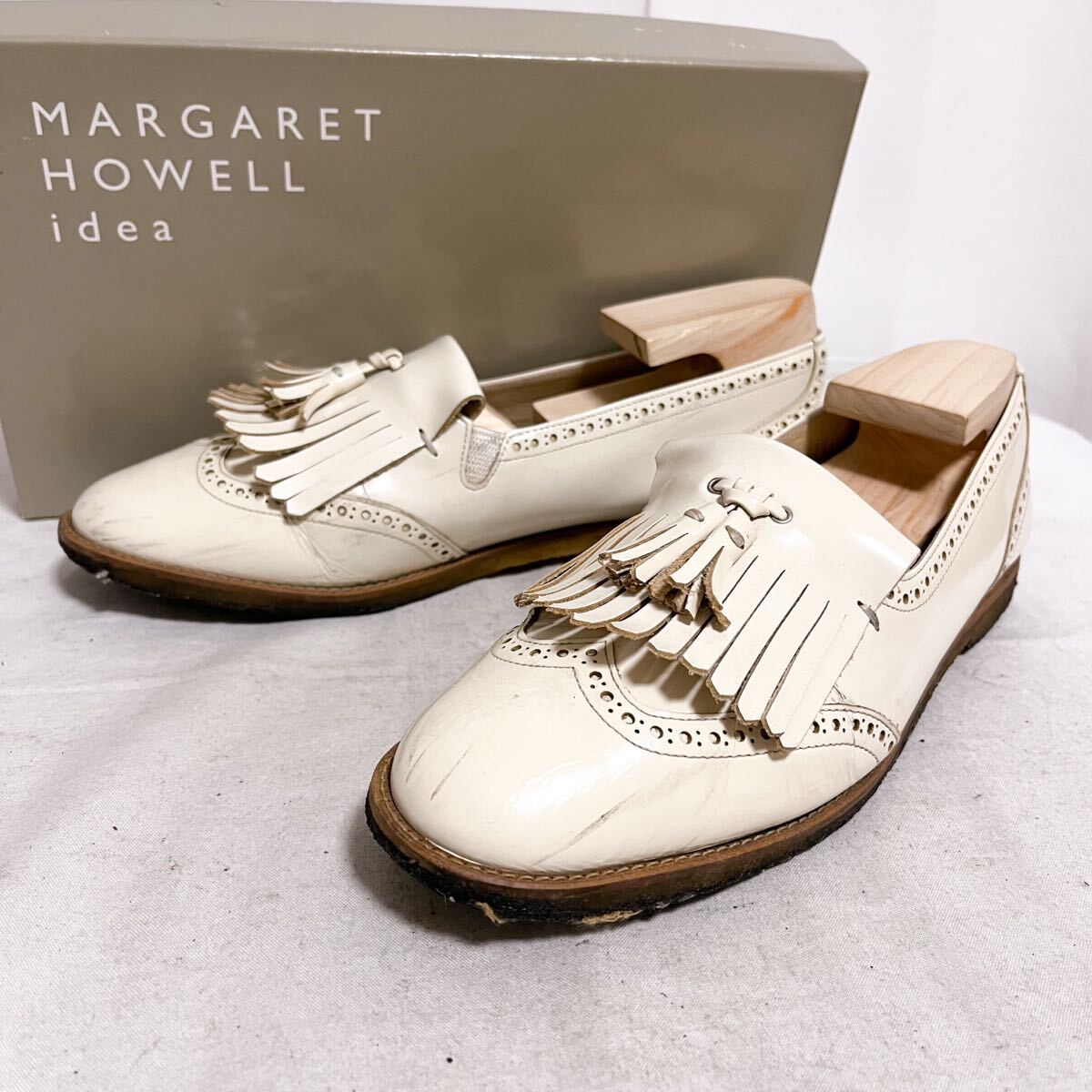 和838★ 箱付き MARGARET HOWELL idea マーガレットハウエル アイデア キルトタッセル ローファー エナメル レザー 23.5 オフホワイト拍卖