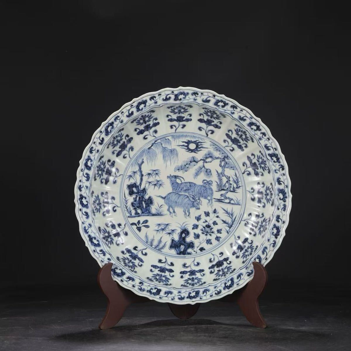 【雅園】中国古美術 明時代 官窯 青花 皿 大皿 古玩 骨董 時代物 古美術 唐物 当時物 置物 飾皿 時代物 置物 直径 43.5cm yt27拍卖