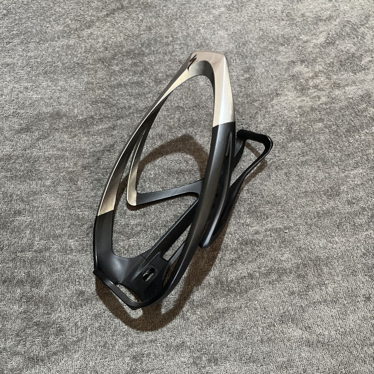 SPECIALIZED ボトルゲージ 形がカッコイイ!ブラック×シルバー ツヤあり スペシャライズド拍卖