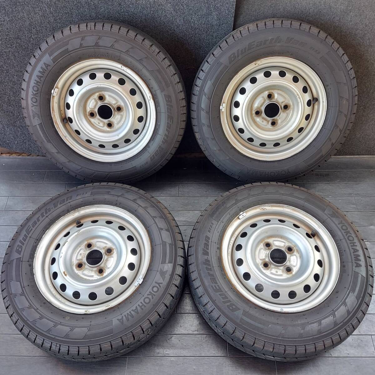 スチールホイール 13インチ 13×5J 4穴 PCD100 タイヤ YOKOHAMA 2024年製 165/80R13 9-9.5分 サクシード プロボックス拍卖