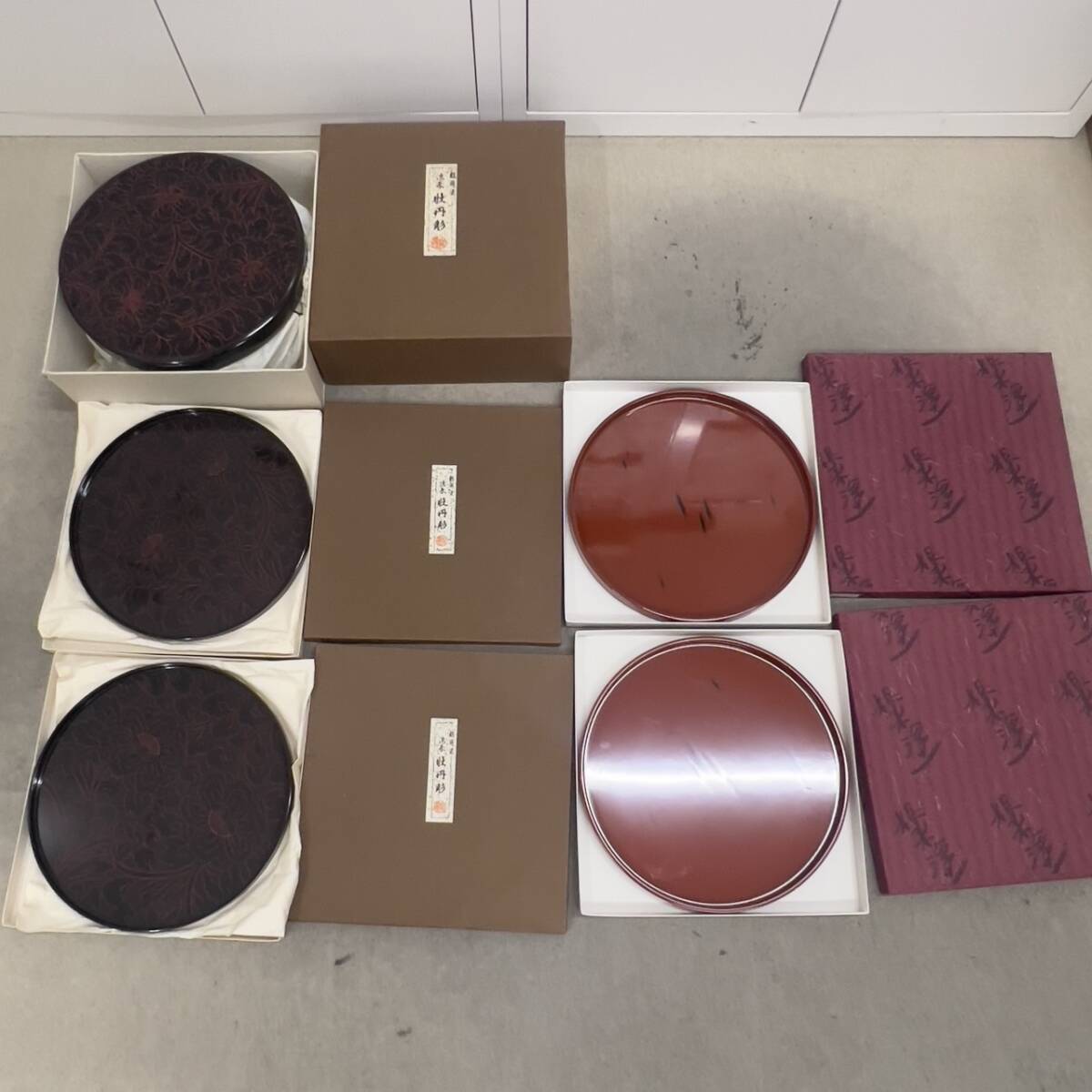 #14513 根来塗 尺一丸盆 越前塗 牡丹彫 湯呑入れ 丸盆 現状品 伝統工芸品 昭和 レトロ 未使用 長期保管品拍卖