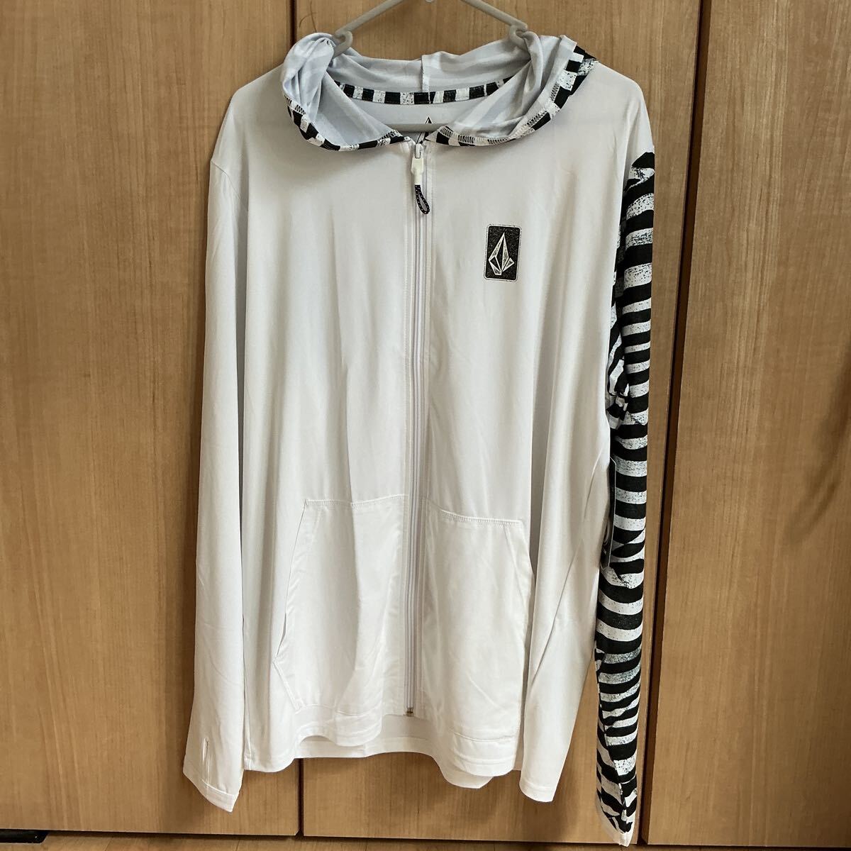 新品 Lサイズ Volcom RAMP STONE HOOD LS 長袖 ラッシュガード フード ボルコム 定価11550円拍卖