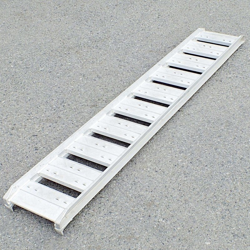 【群馬】アルミブリッジ 1.8m 6尺 単品(1本) 全長約1800mm 幅240mm 高さ60mm ラダー 梯子 歩み板 あゆみ板道板 桟橋 建設 積載 運搬 中古拍卖