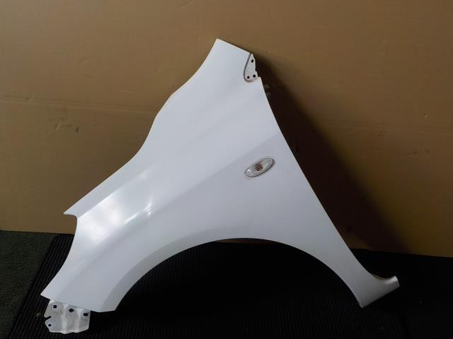 ラティオ N17 左フロントフェンダー QM1/白【個人宅宛発送不可】拍卖