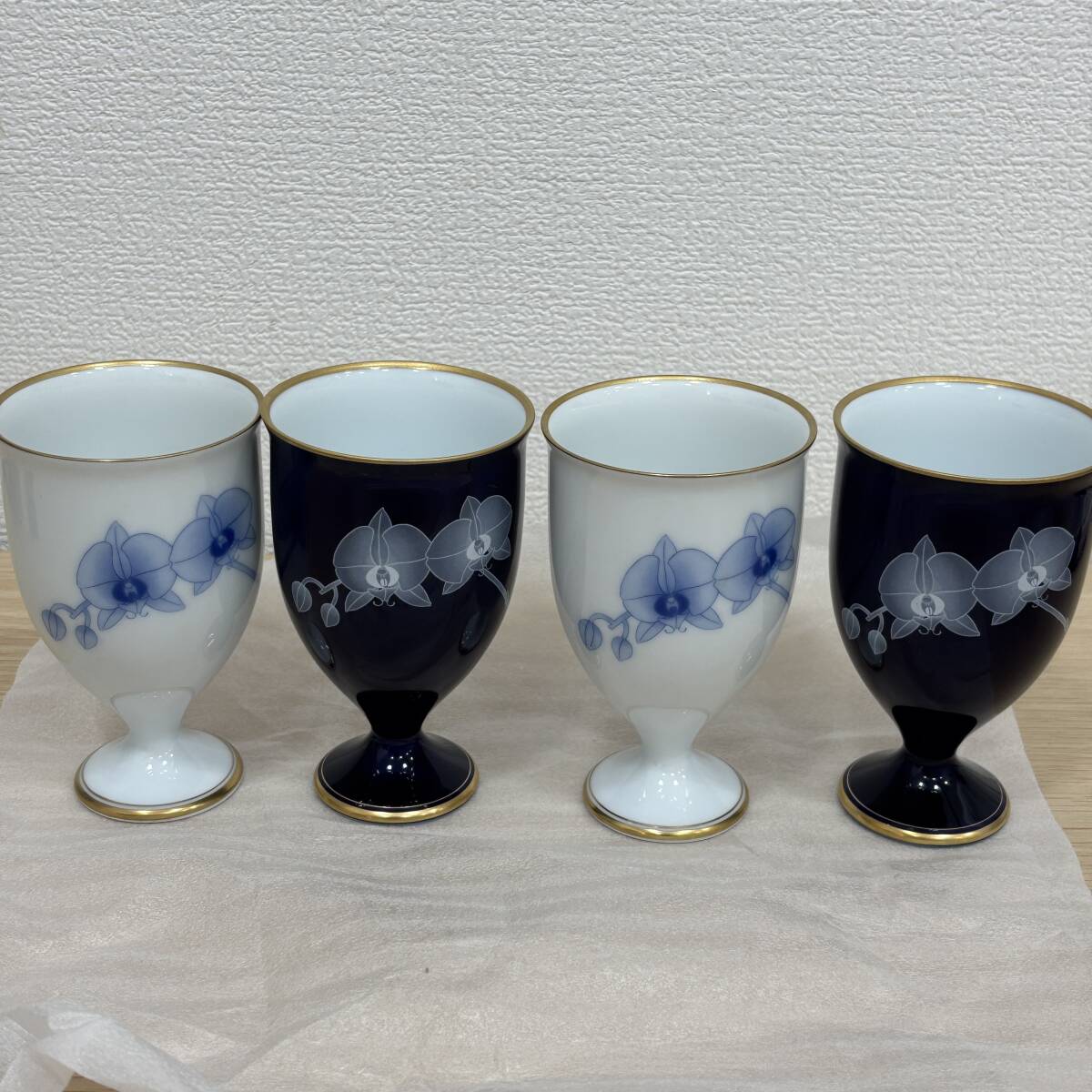 2箱セット / 香蘭社 胡蝶蘭ペアワインカップ ネイビー ホワイト 拍卖