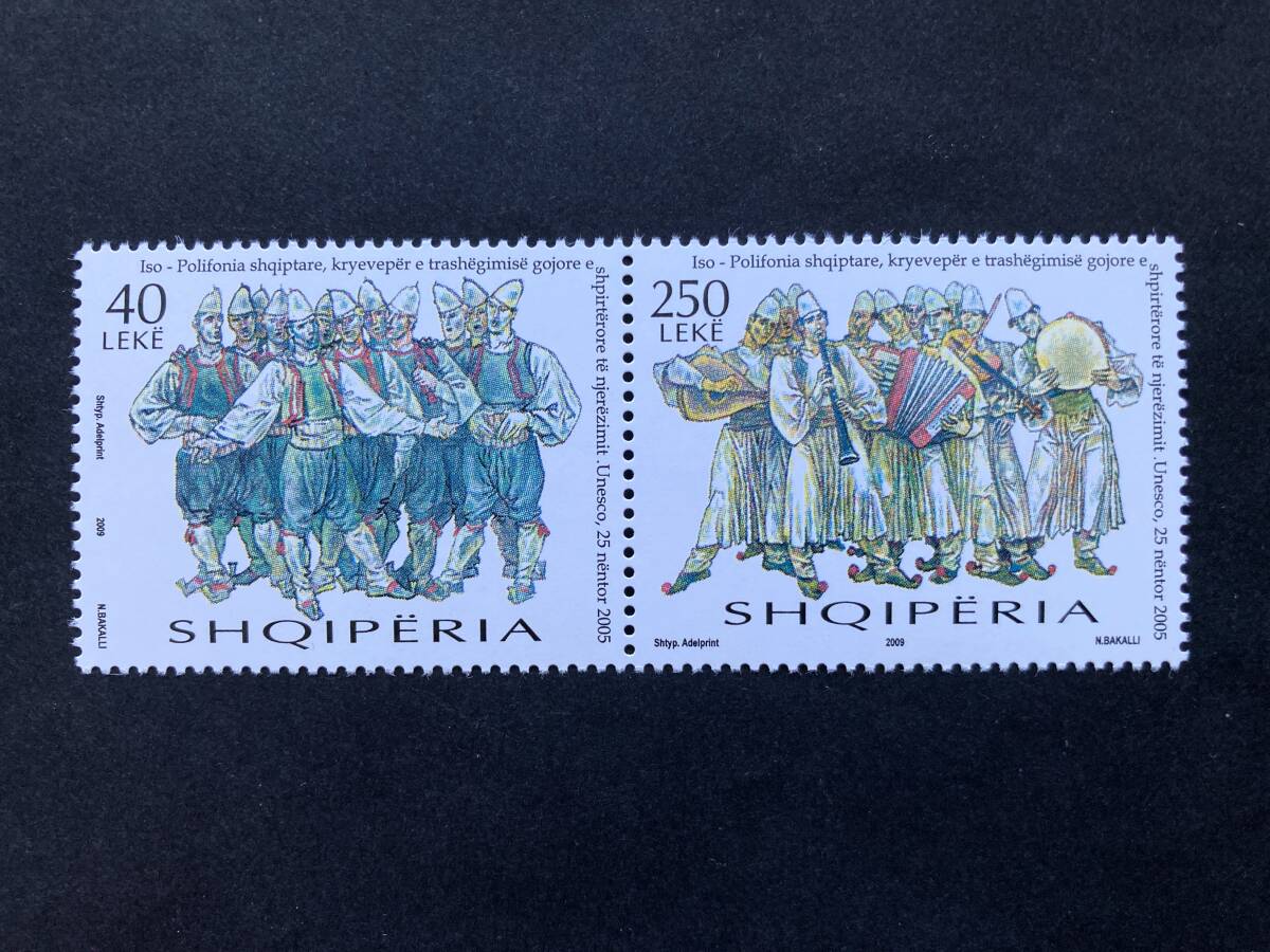 外国切手: アルバニア切手 「(ユネスコ無形文化遺産)アルバニア民衆の同音多声音楽〔アイソボリフォニー〕」 2種連刷 未使用拍卖