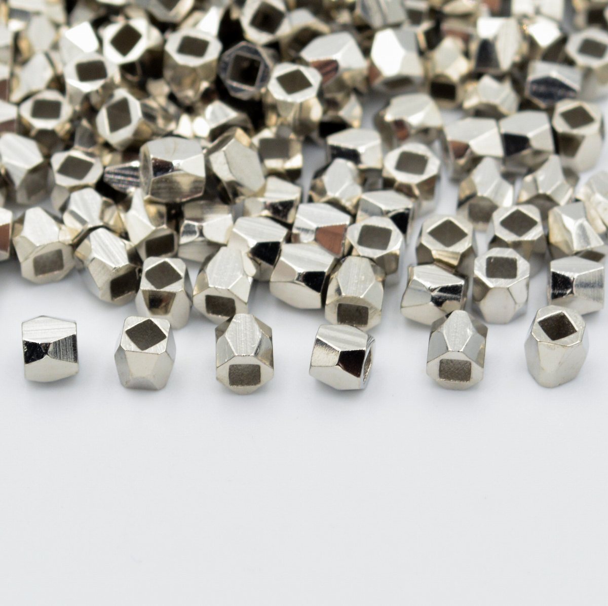 ビーズクラブ ロンデル メタルビーズ 四角 多面 小 銀 50個 3mm ブレスレット ネックレス 金具 金属ビーズ パーツ拍卖