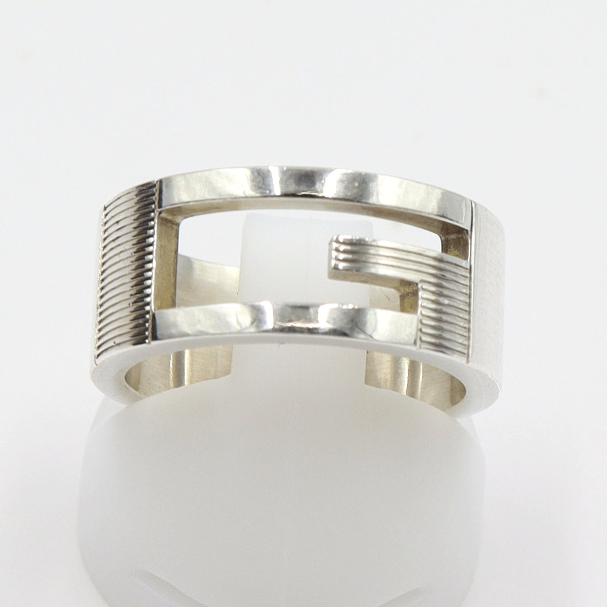 【中古】GUCCI(グッチ)SV925 GマークGリング リングサイズ9号 重量7.02g リング幅:縦7.9mm 厚さ2.0mm シルバーカラー レディース拍卖