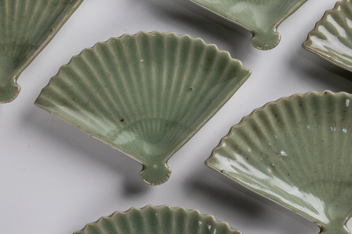 【うつわ】 三田青磁 扇面形小皿 豆皿 4客 E2275 バラ売り可能です 茶道具 古美術 骨董 古玩 日本料理 懐石拍卖