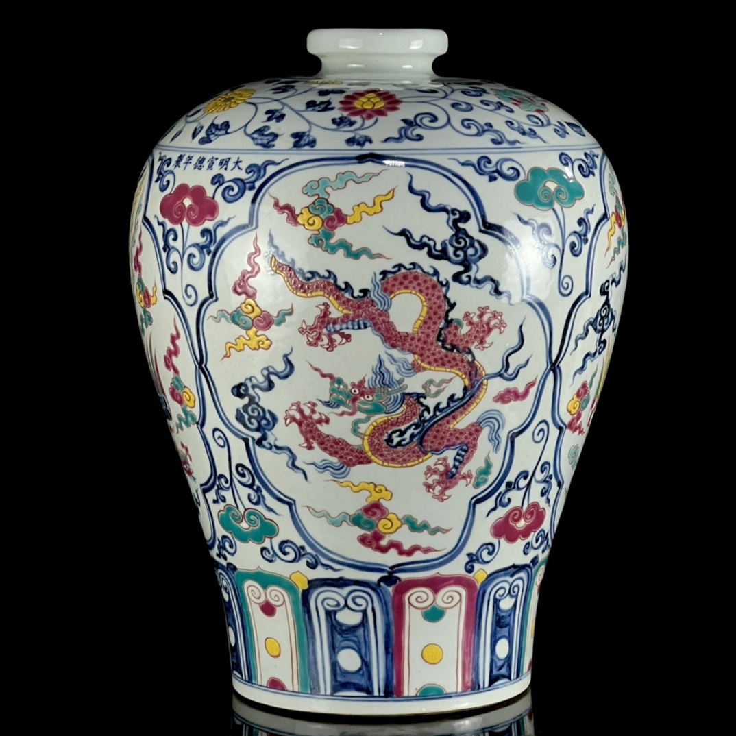 明時代 宣德年製款 古陶磁器 青花 開窗 五彩 龍鳳紋 梅瓶 文案置物 磁器 陶芸 擺件 時代物 古董品 骨董 旧家蔵出し 唐物 中国古玩 古美術品拍卖