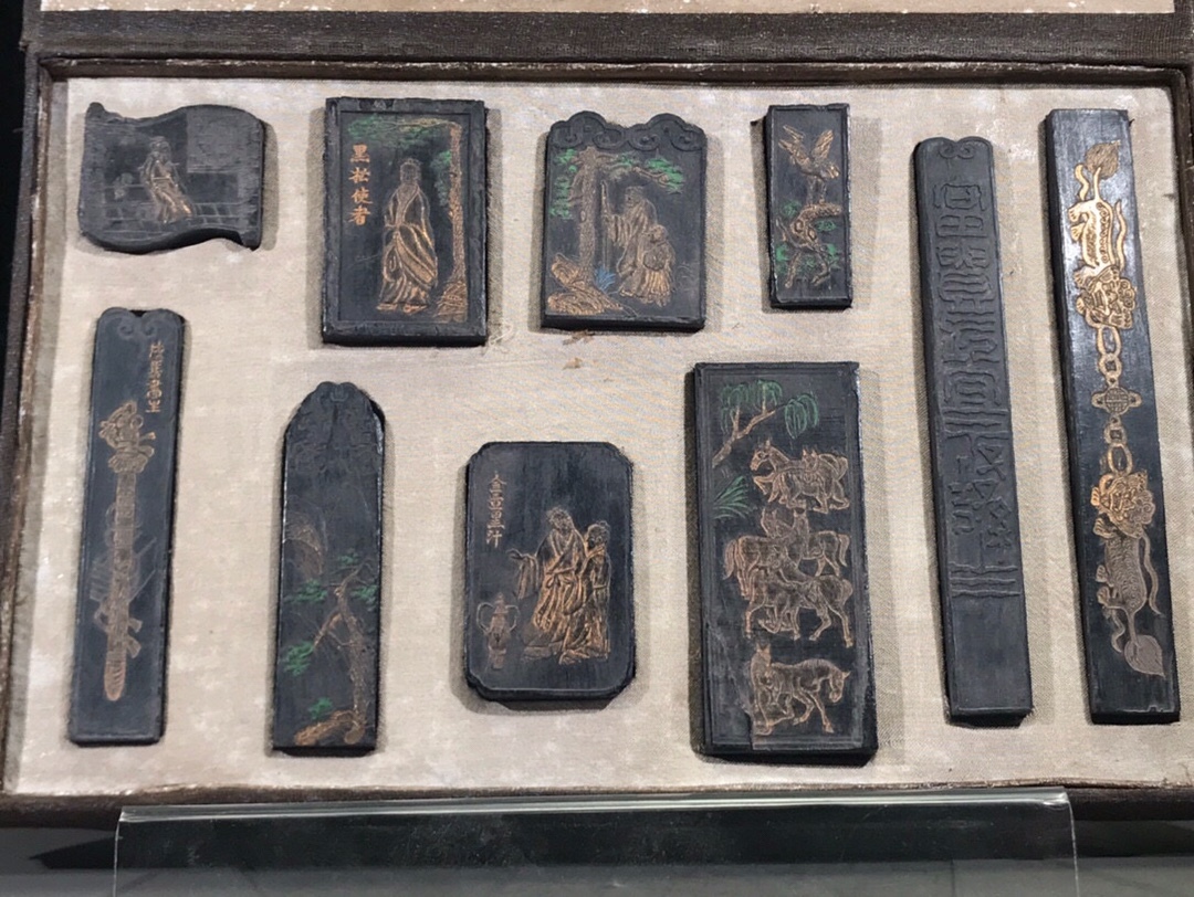 清時代 古徽州墨 手卷墨 人物故事紋 書道具 文房具 彩絵 書画用墨 文人雅士墨 可使用 極細工 古美味 東洋彫刻 時代物 骨董 中国古美術拍卖