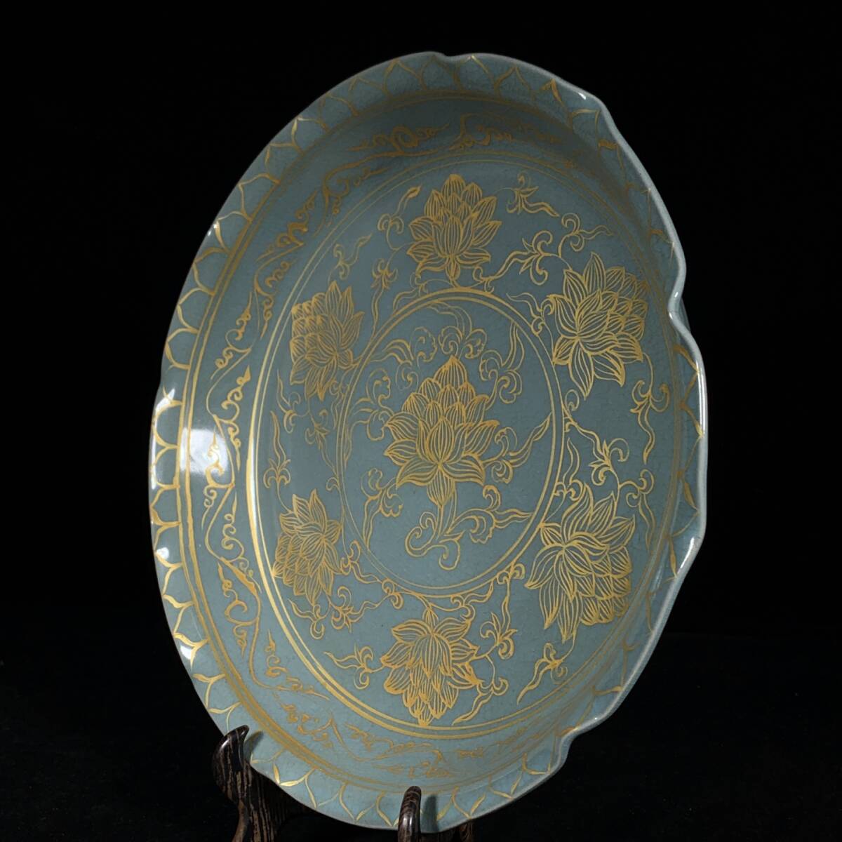 宋時代 古陶磁器 汝窯 描金 蓮花紋 花口盤 盤子 賞盤 賞物 文案 置物 擺件 時代物 古董品 骨董 旧家蔵出し 唐物 中国古玩 古美術品拍卖