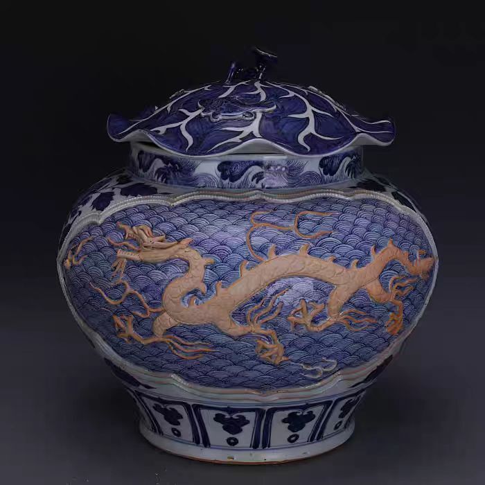 元時代 古陶磁器 海水龍紋 堆彫 青花 牡丹罐 罐 文案置物 磁器 陶芸 擺件 時代物 古董品 骨董 旧家蔵出し 唐物 中国古玩 古美術品拍卖