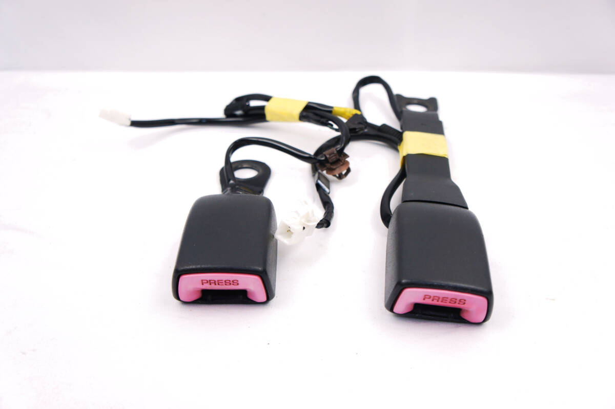 左右セット フロント シートベルトキャッチ ANM15W 前期 アイシス ストライカー 73230-68010-B0 73240-44030-B0 ZNM10W ANM10W 中期@13190s拍卖