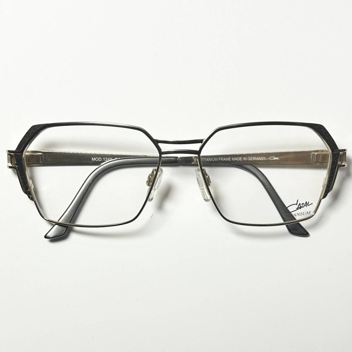処分価格 新品 CAZAL MOD.1249 001 金色 チタン素材 純正メガネ 純正ケース付き ドイツ カザール拍卖