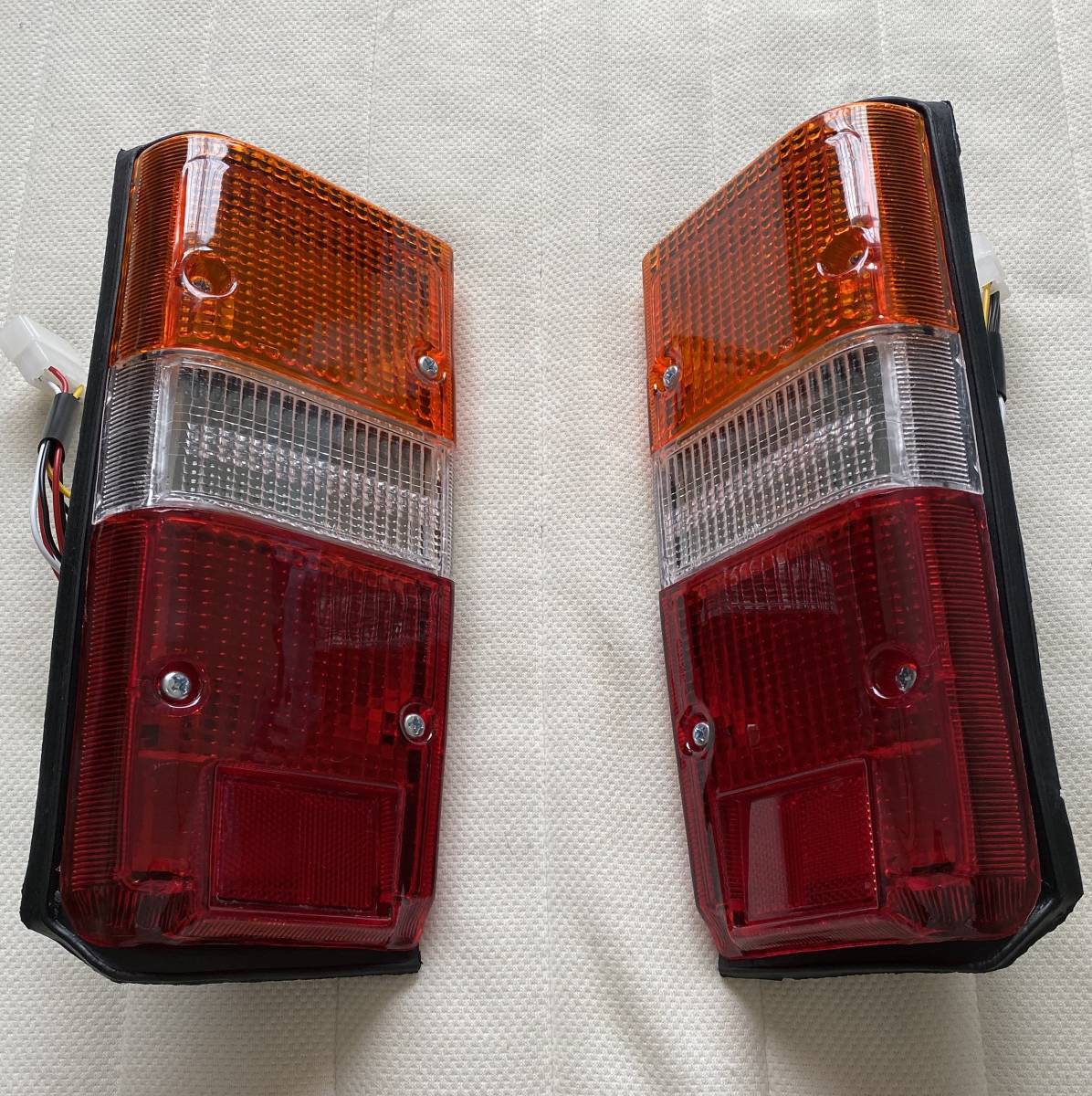 ランクル60、純正テールランプASSY左右set、車検適合品、格安新品拍卖